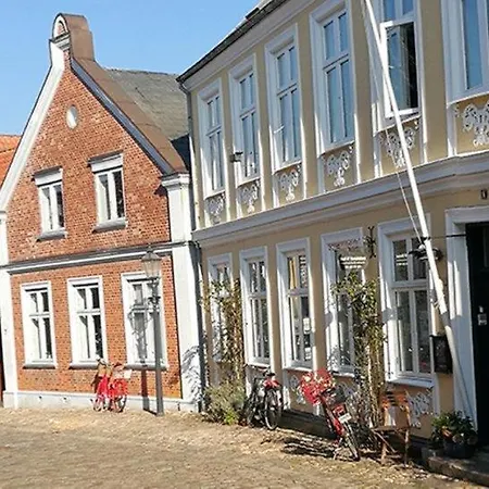 To Sammenhaengende Vaerelser Med Udgang Til Have