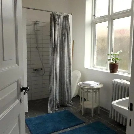 To Sammenhaengende Vaerelser Med Udgang Til Have Bed & Breakfast