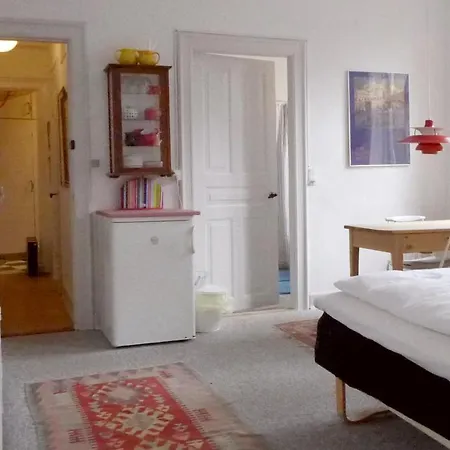 To Sammenhaengende Vaerelser Med Udgang Til Have *
