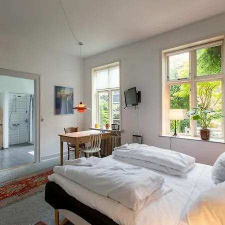 Bed & Breakfast To Sammenhaengende Vaerelser Med Udgang Til Have Ribe